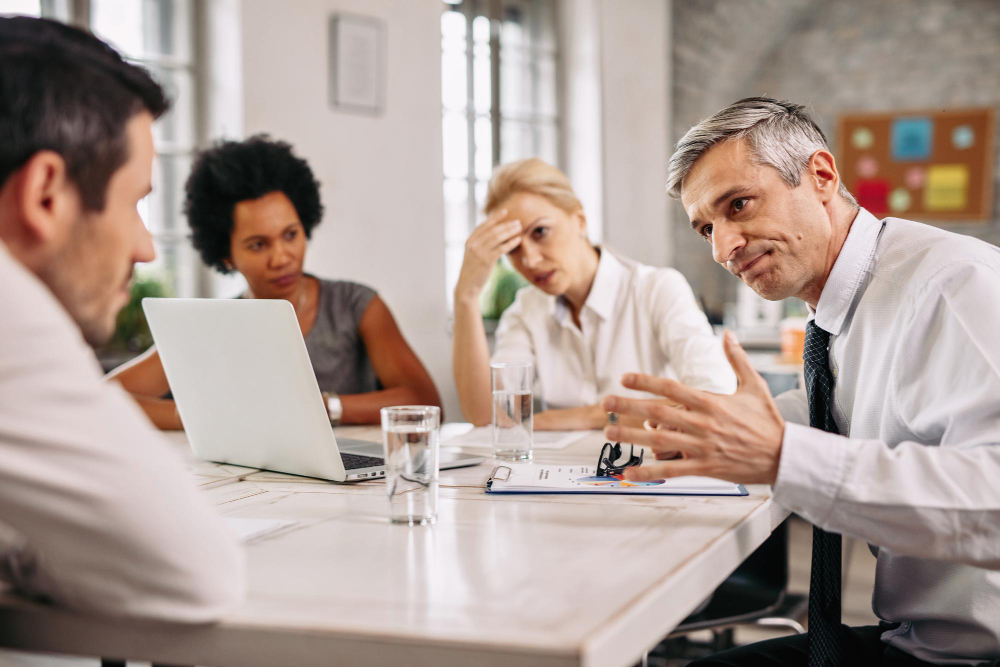 Empresas familiares enfrentam o desafio do ego na sucessão. Saiba como a governança garante continuidade e legado.