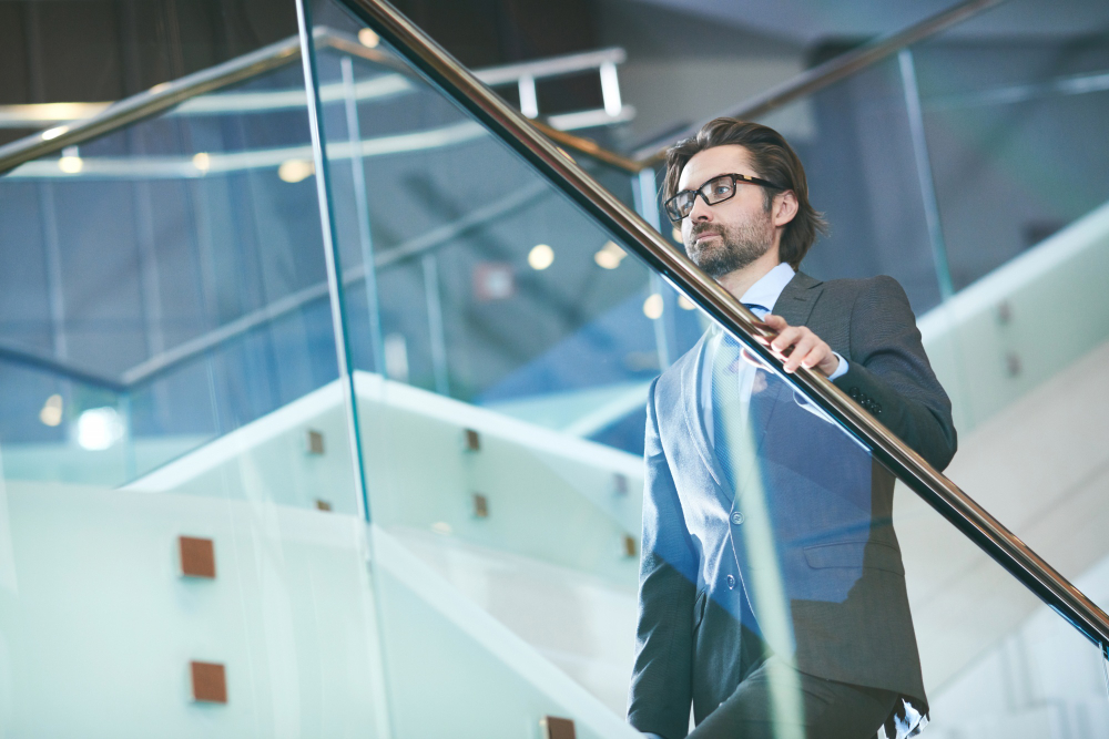 O sucesso pode cegar líderes confiantes. Descubra como o conselho consultivo preserva a humildade e fortalece a governança.