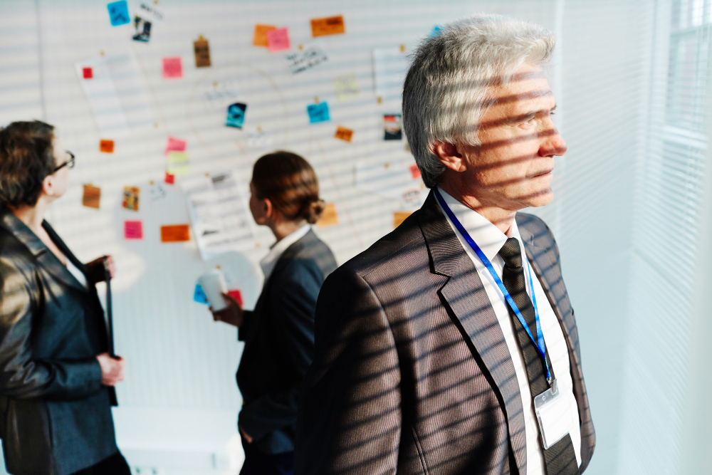 Entenda como a tomada de decisão estratégica evolui ao integrar o ambiente externo e fortalecer a governança corporativa.