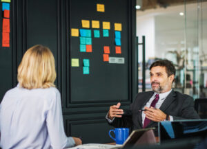 A liderança empresarial precisa reconhecer quando a confiança nas próprias decisões começa a limitar a adaptação.